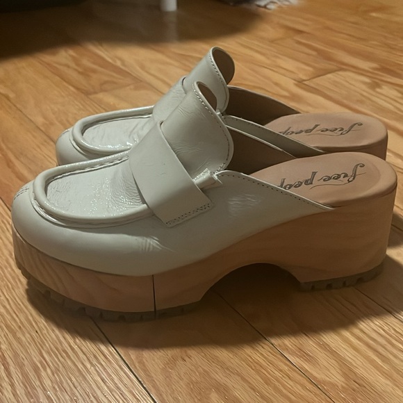 Free People Cream Mules & Clogs - Picture 2 of 3
